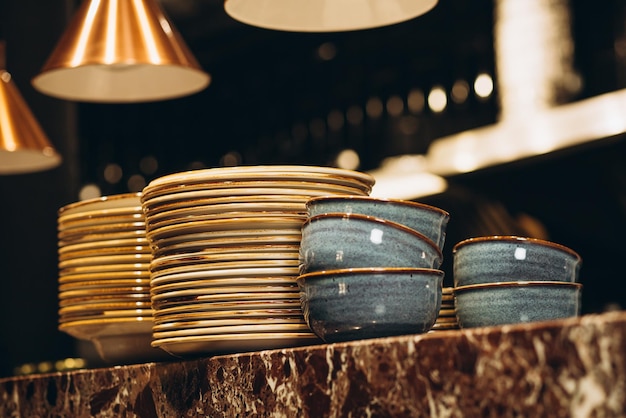 Free photo kitchen plates and bowls on the counter in a restaurant