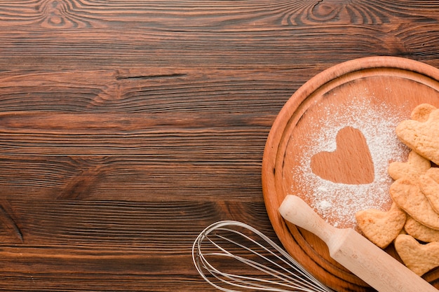 Free photo kitchen utensils with cookies for valentines day