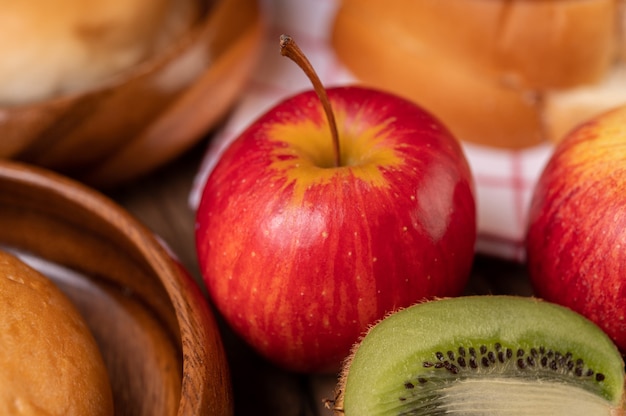 Free photo kiwi, apples and bread on the table