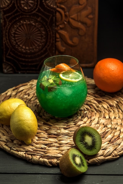 Free photo kiwi cocktail with kiwi and limon slice, orange zest