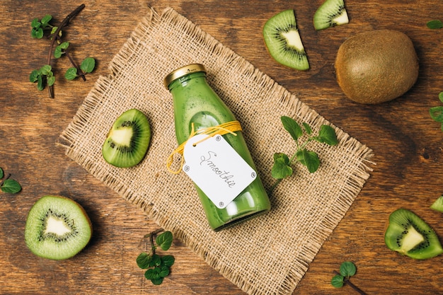 Free photo kiwi smoothie on wooden table