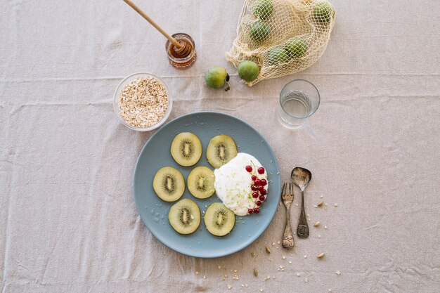 Kiwifruit dessert with cream