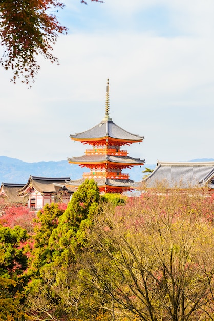 Free photo kiyomizu dera temple in kyoto at japan