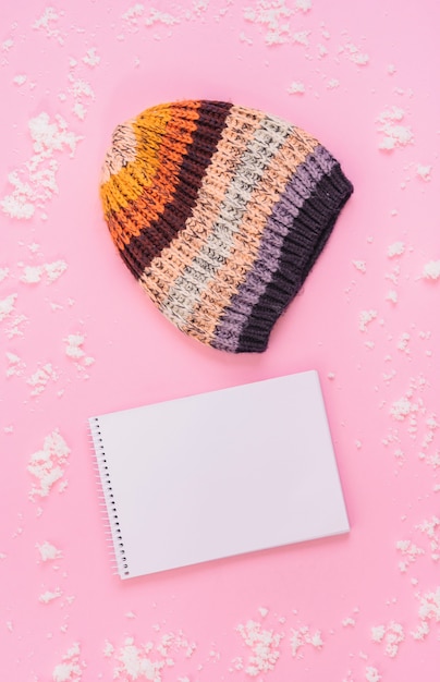 Free Photo knitted hat near notebook 