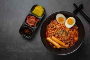 Free photo korean instant noodle and tteokbokki in korean spicy sauce, ancient food