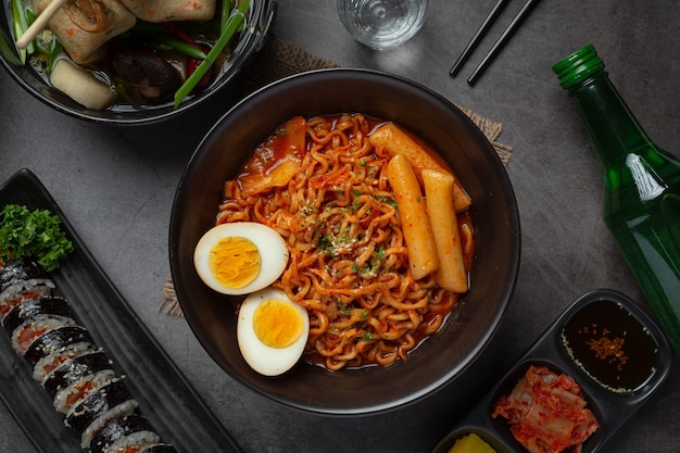 Free photo korean instant noodle and tteokbokki in korean spicy sauce, ancient food