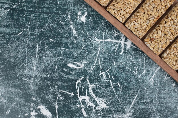 Free photo kozinaki sweets with seeds on wooden board.