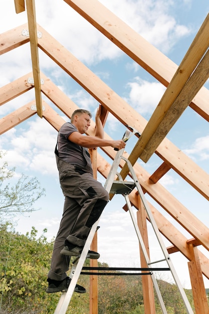 Free photo laborer building the roof of the house