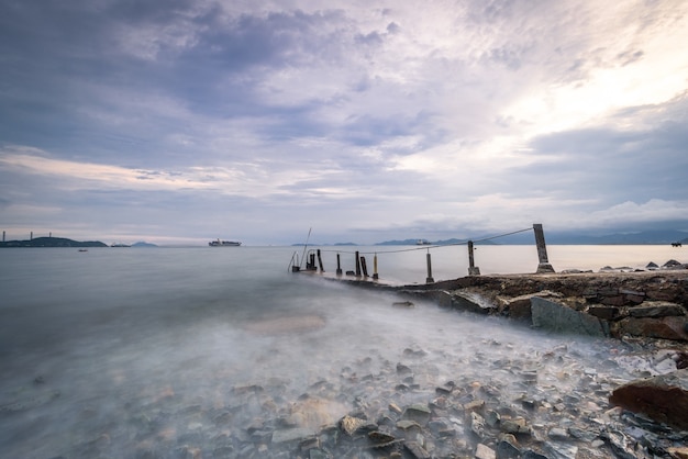 Free photo lake shot with a long exposure during daytime