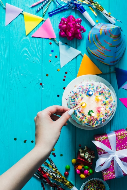 Free photo land lighting candles on white iced cake