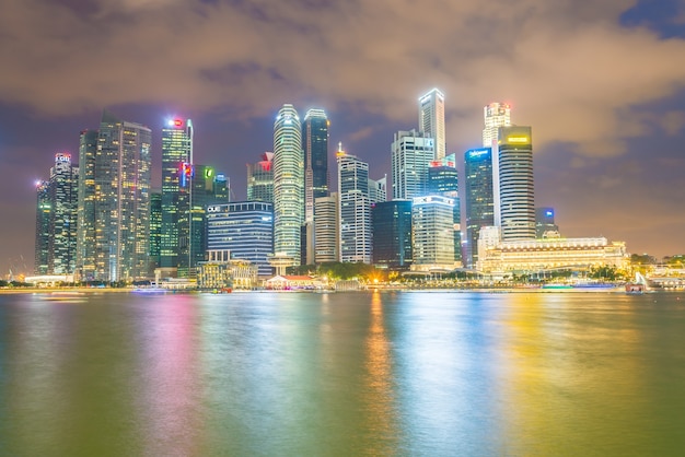 Free photo landmark sea waterfront dusk modern