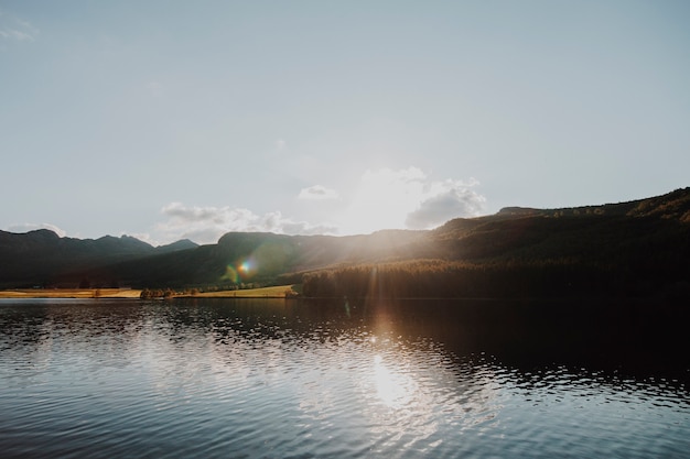 Free photo landscape of a lake surrounded by mountains