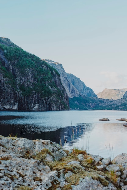 Free Photo landscape of a lake surrounded by mountains