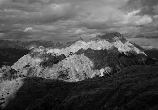 Free photo landscape of mountains in black and white