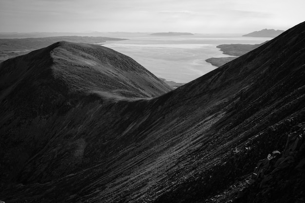 Free photo landscape of mountains in black and white