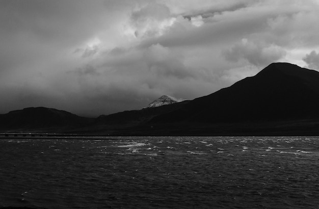 Free photo landscape of mountains in black and white