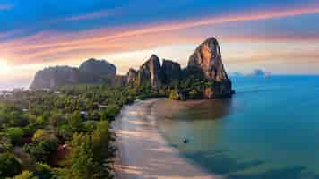 Free photo landscape of railay beach at sunrise in krabi thailand