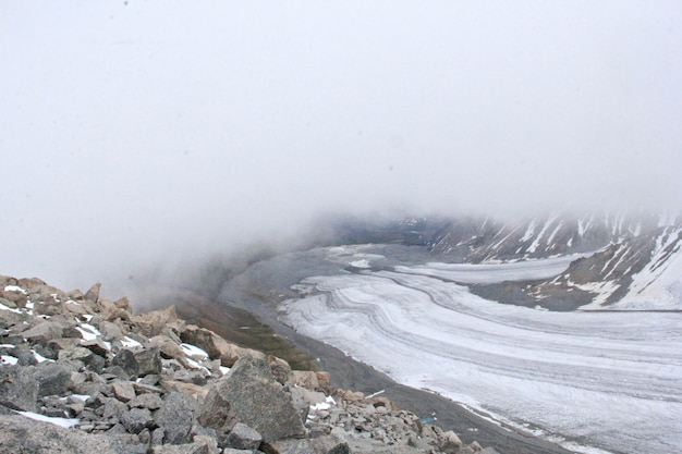 Free photo landscape of rocks covered in the snow and fog at daytime in winter