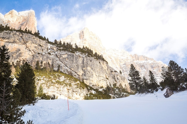 Free photo landscape of rocky mountains covered with snow during winter