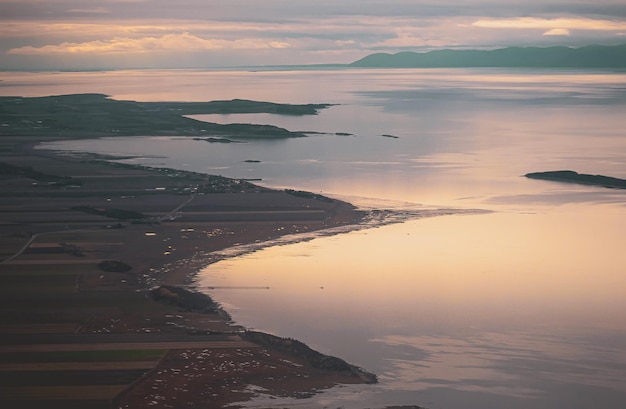 Free photo landscape of saint lawrence river under a cloudy sky and sunlight in kamouraska