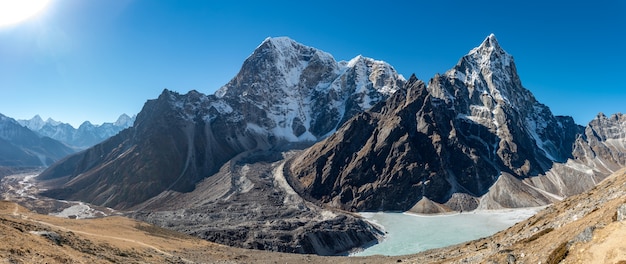 Free photo landscape shot of beautiful cholatse mountains next to a body of water in khumbu, nepal