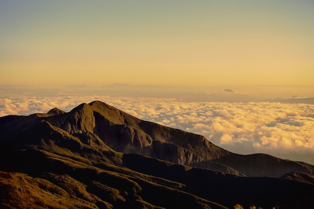 Free photo landscape shot from the mountains with the clouds visible in the distance