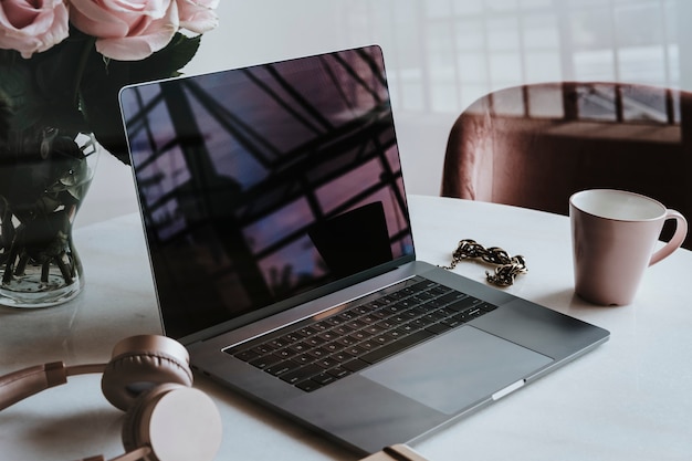 Free photo laptop at the airport lounge