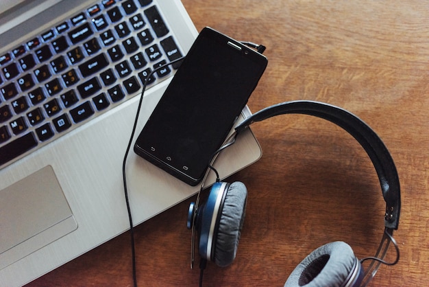 Free photo laptop and headset  phone on the table.