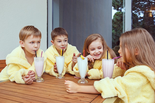 Free photo large group of friends taking good time with milk cocktails.