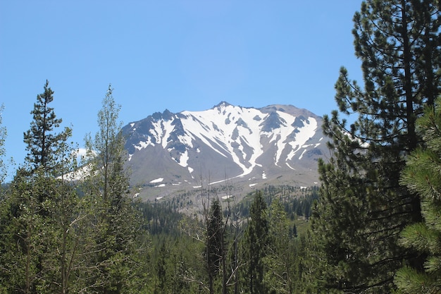 Free photo lassen peak in winter snow at lassen volcanic national park, california