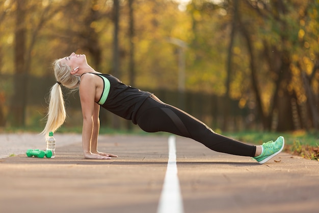 Free photo lateral view woman doing fitness exercises