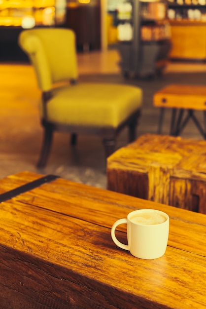 Free Photo latte coffee cup on table