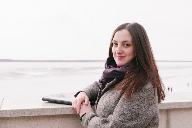 Free photo lawyer in front of the sea