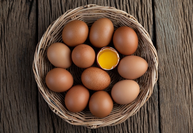 Lay eggs in a wooden basket on a wooden floor.