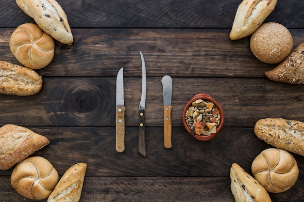 Layout with bread and knifes 