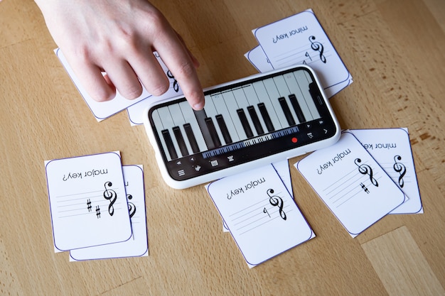 Learn music theory, solfeggio and sheet music with the piano app on your phone and educational flashcards