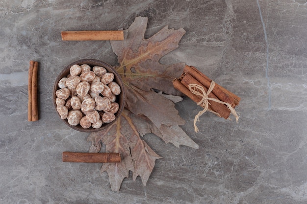 Free Photo leaves, confectionery and cinnamons, on the marble surface