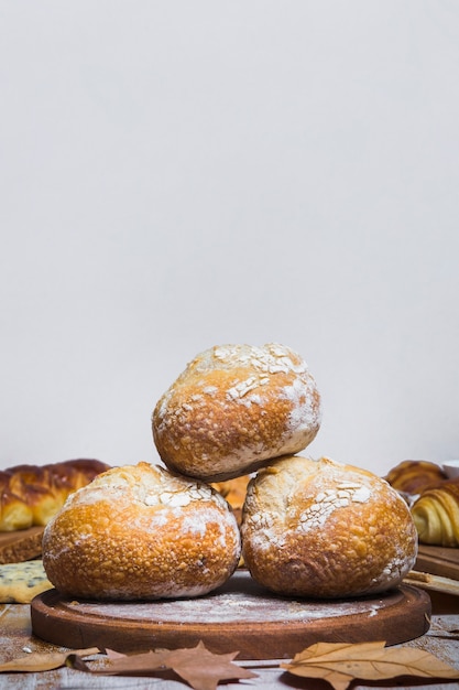 Free photo leaves near heap of buns