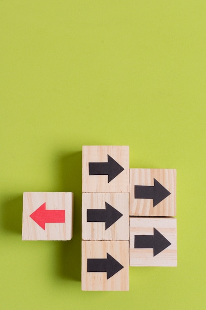 Free photo left and right arrows on wooden cubes top view