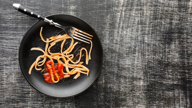 Free photo leftover food waste spaghetti in plate