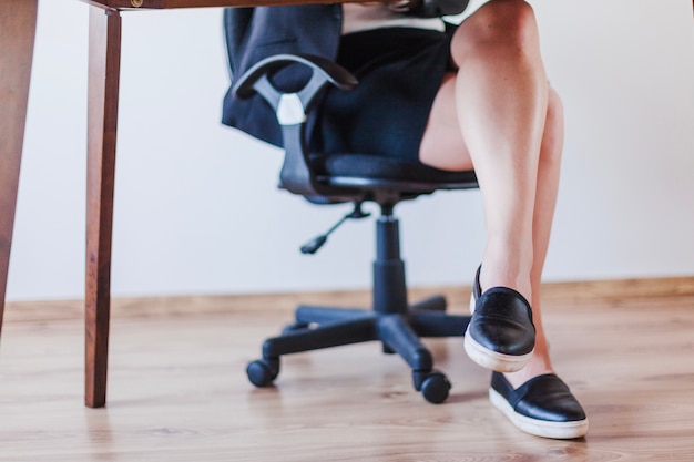 Free photo legs of office worker