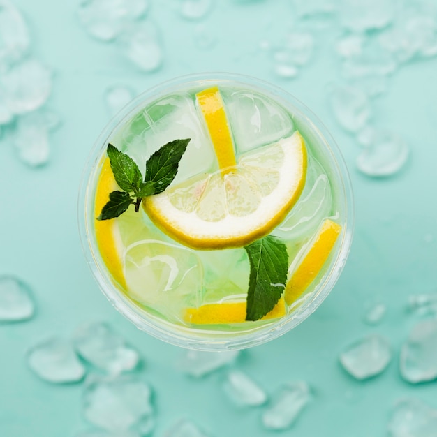 Free Photo lemon cocktail with cubes of ice