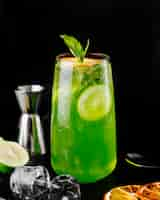 Free photo lemon lime green mojito with mint leaves.