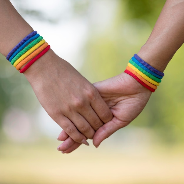 Free photo lesbian couple holding hands close-up