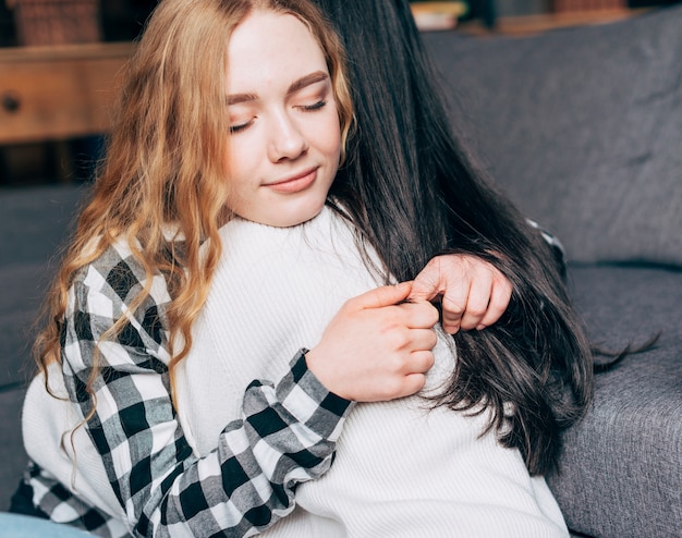 Free Photo lesbian couple hugging at home