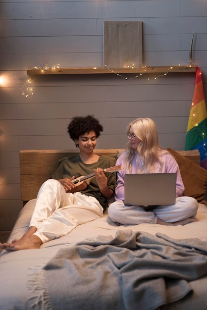 Free Photo lesbian couple looking on their laptop