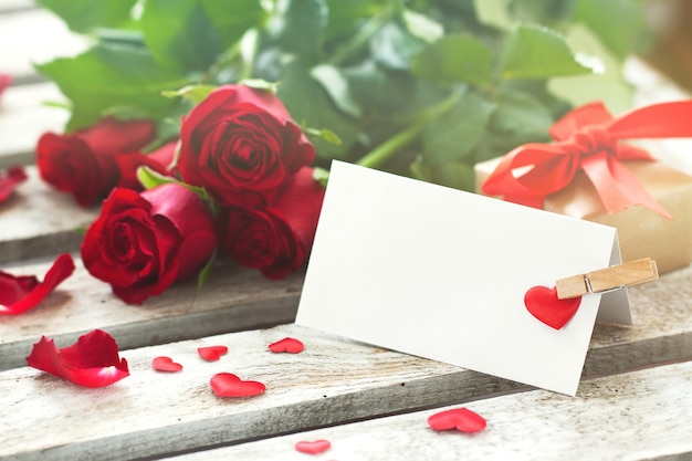 Free Photo letter with a clothes pin and roses