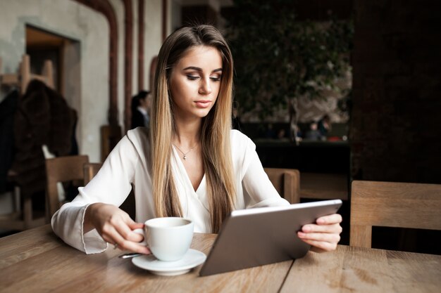 lifestyle computer shop woman young