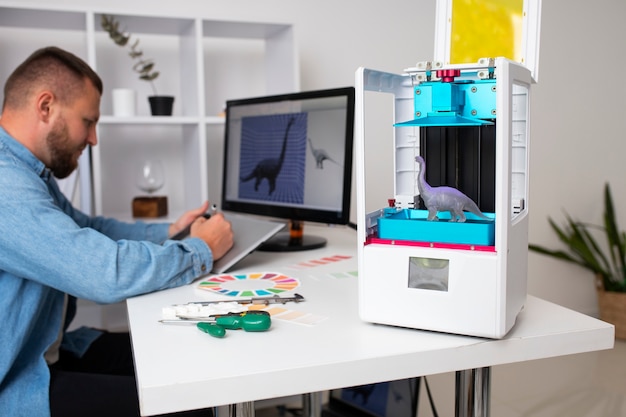 Free photo lifestyle of designer using a 3d printer