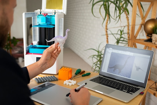 Free photo lifestyle of designer using a 3d printer